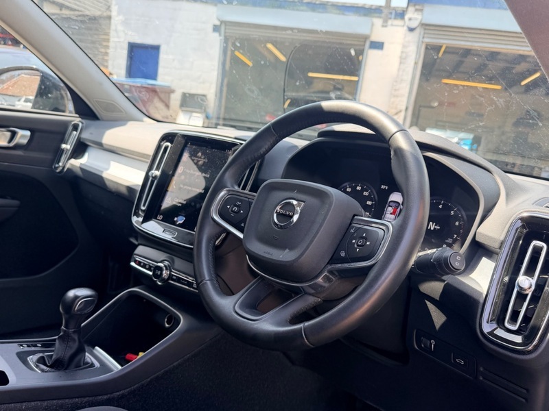 Volvo XC40 T3 Momentum Black #3