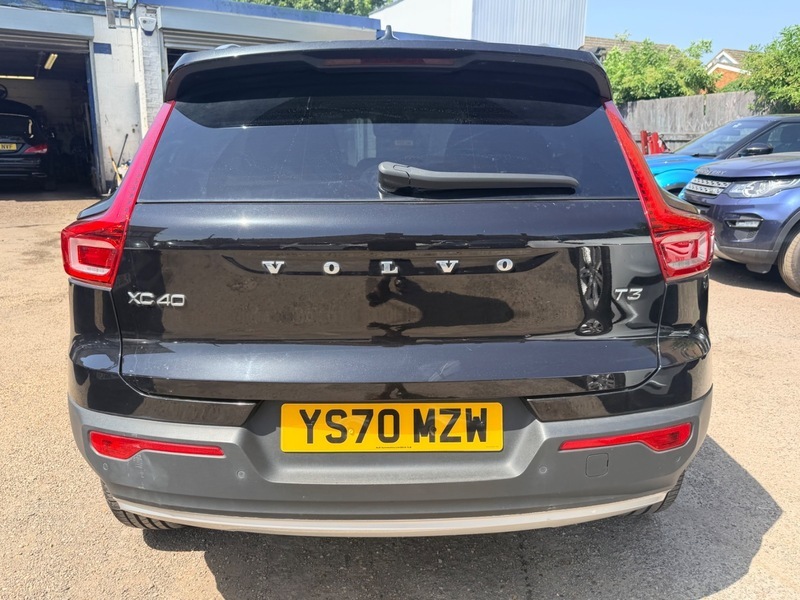 Volvo XC40 T3 Momentum Black #4