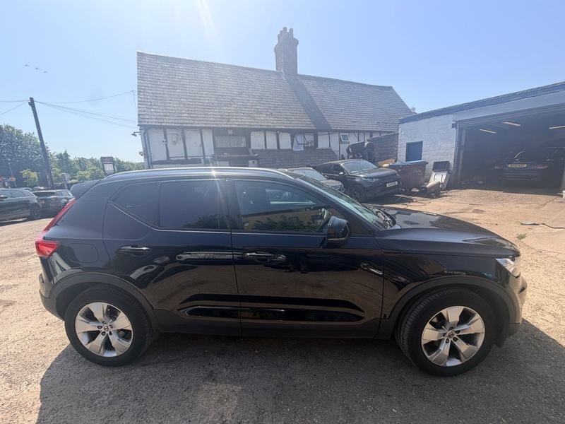Volvo XC40 T3 Momentum Black #2
