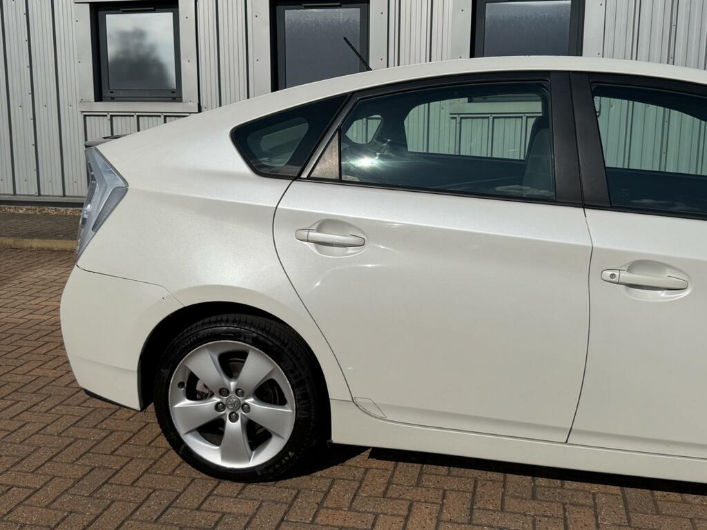 Toyota Prius T Spirit White #5