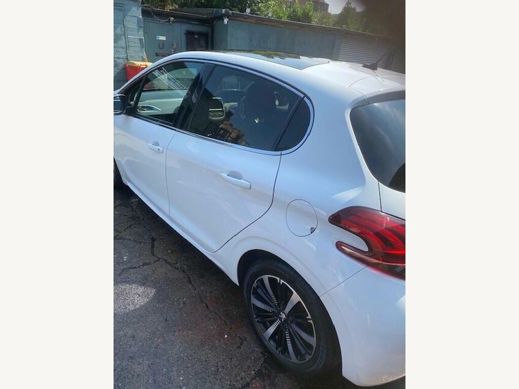 Peugeot 208 1.2 Puretech Allure Premium Euro 6 White #4