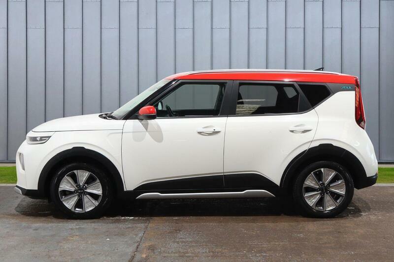 Kia Soul 64Kwh First Edition White #6