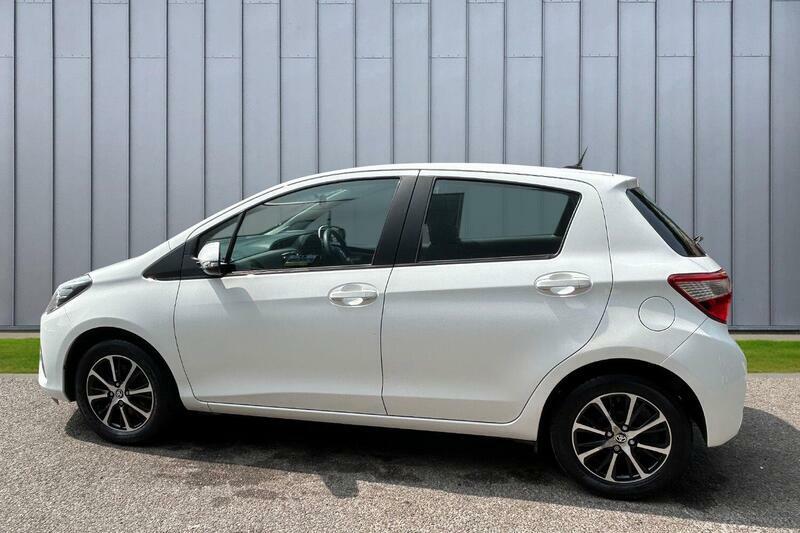 Toyota Yaris 1.5 Vvt-i Icon Tech Euro 6 White #5
