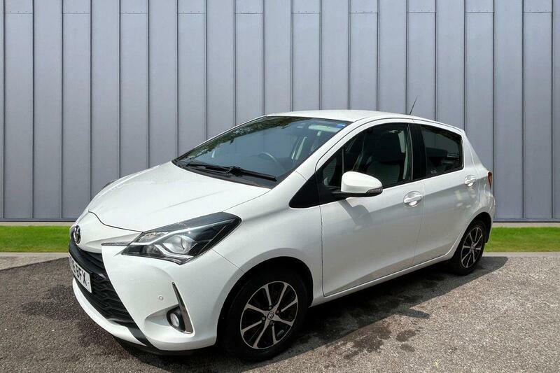 Toyota Yaris 1.5 Vvt-i Icon Tech Euro 6 White #3
