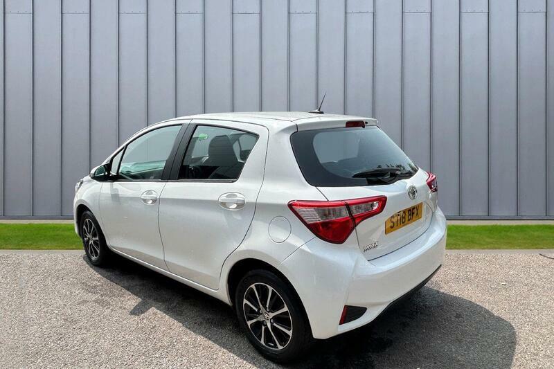 Toyota Yaris 1.5 Vvt-i Icon Tech Euro 6 White #4