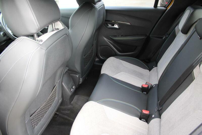 Peugeot e-208 Allure Premium Black #11