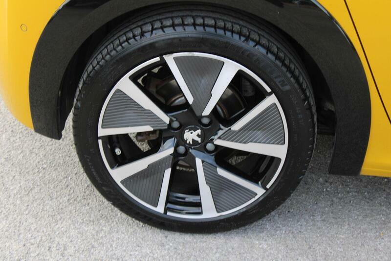 Peugeot e-208 Allure Premium Black #14