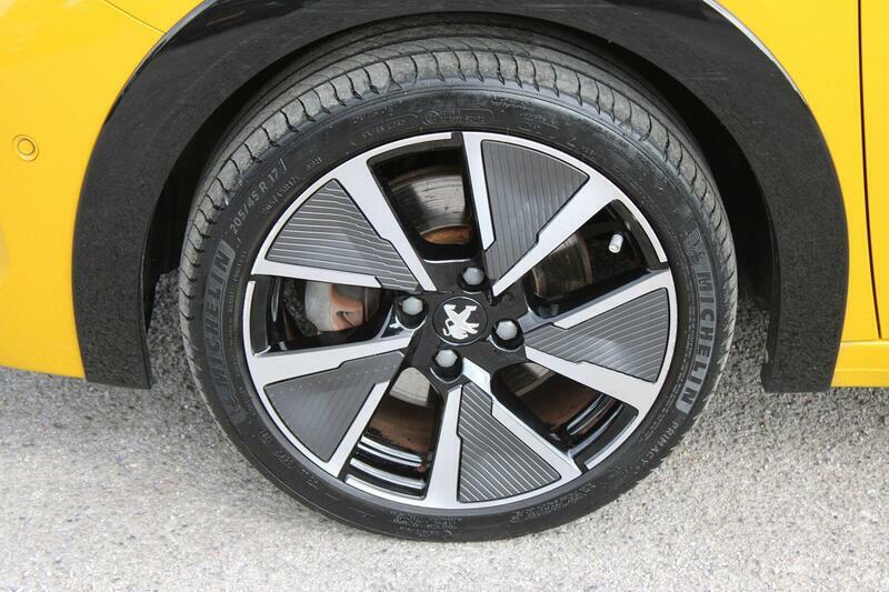 Peugeot e-208 Allure Premium Black #16