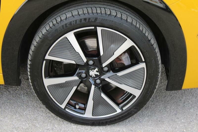 Peugeot e-208 Allure Premium Black #13