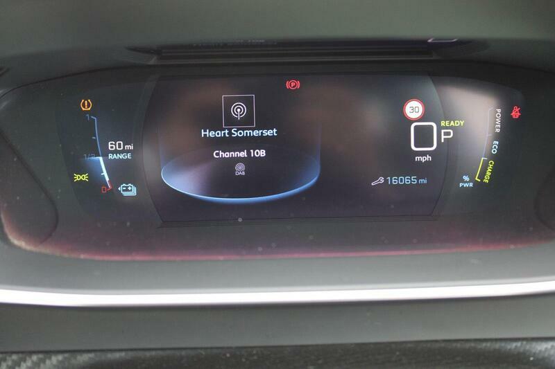 Peugeot e-208 Allure Premium Black #23