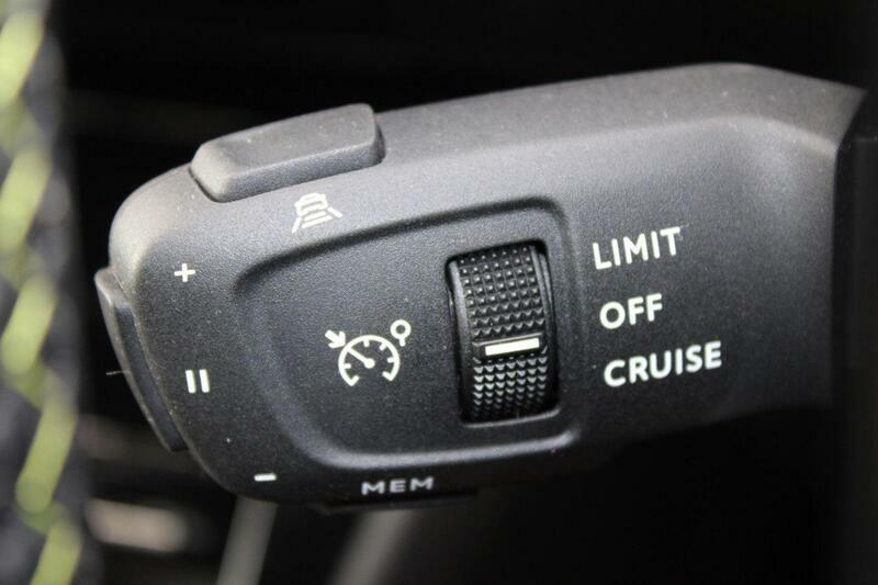 Peugeot e-208 Allure Premium Black #12