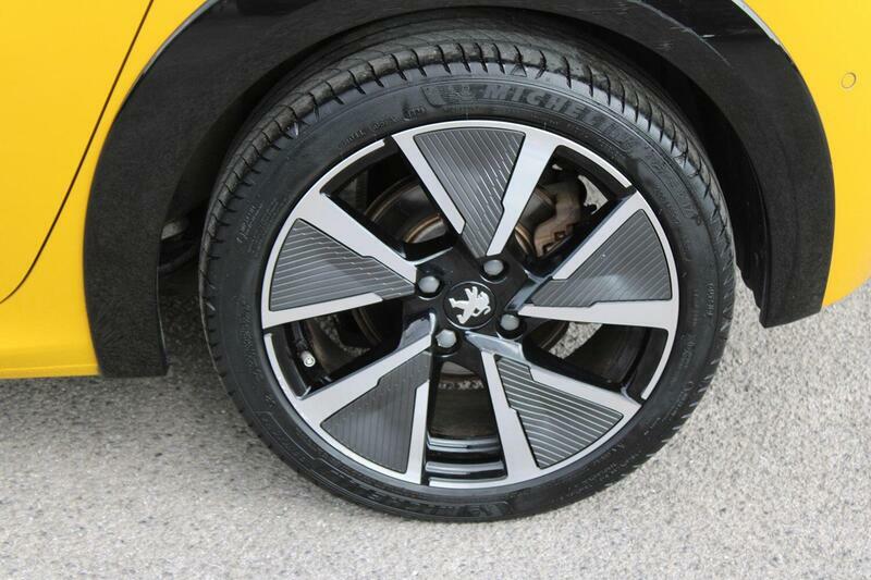 Peugeot e-208 Allure Premium Black #15