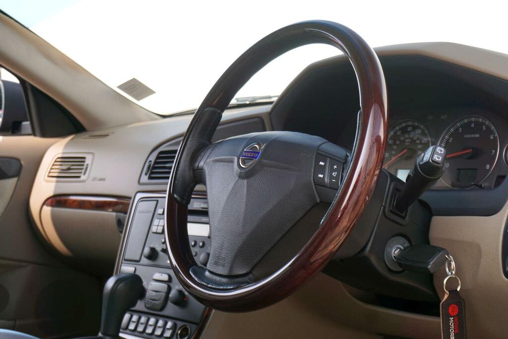 Volvo XC70 2.4 D5 Se Lux 185 Bhp Gold #17