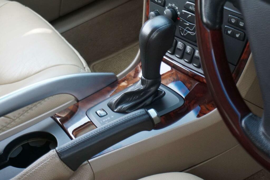 Volvo XC70 2.4 D5 Se Lux 185 Bhp Gold #23