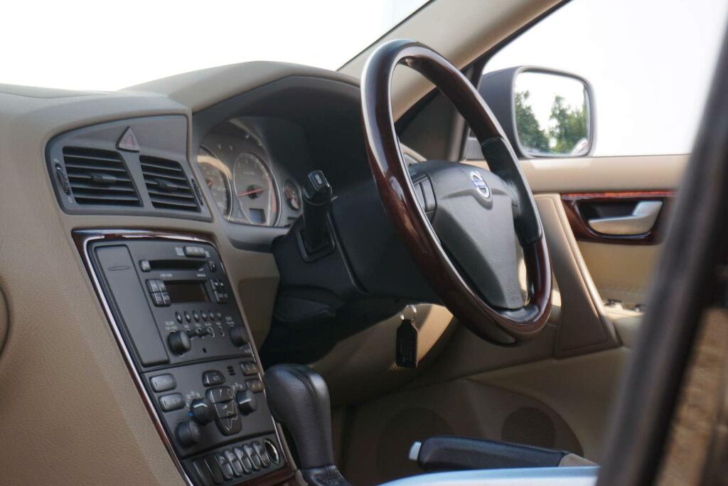 Volvo XC70 2.4 D5 Se Lux 185 Bhp Gold #20
