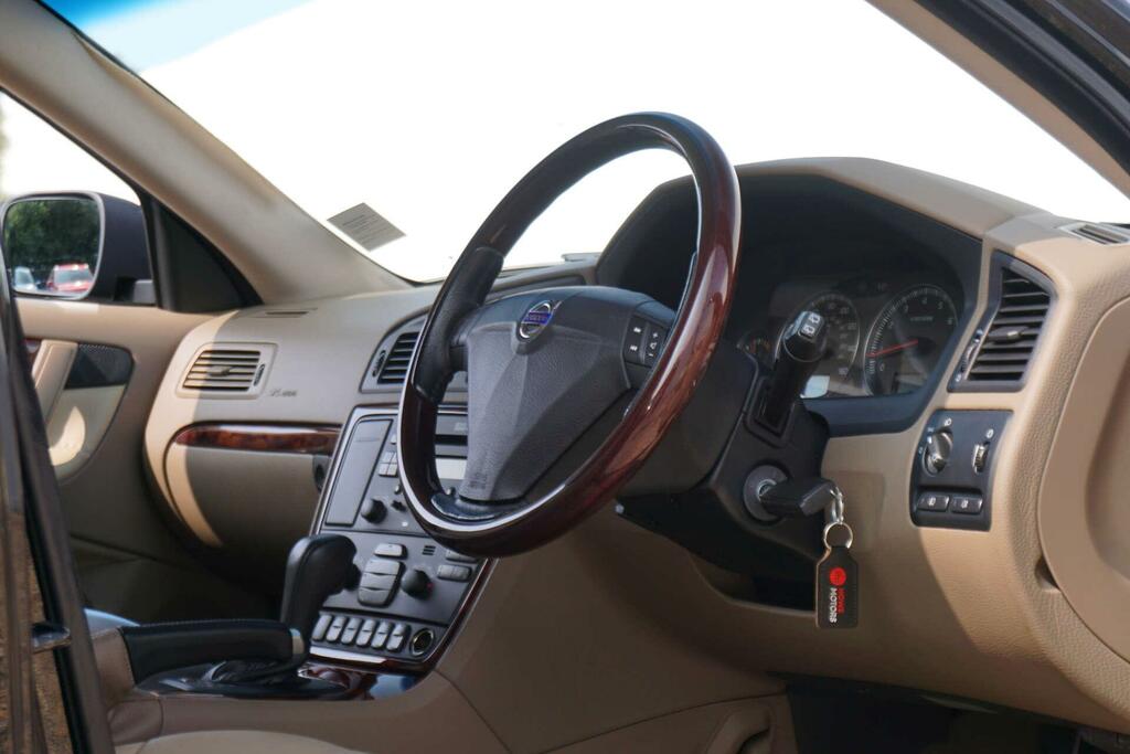 Volvo XC70 2.4 D5 Se Lux 185 Bhp Gold #16