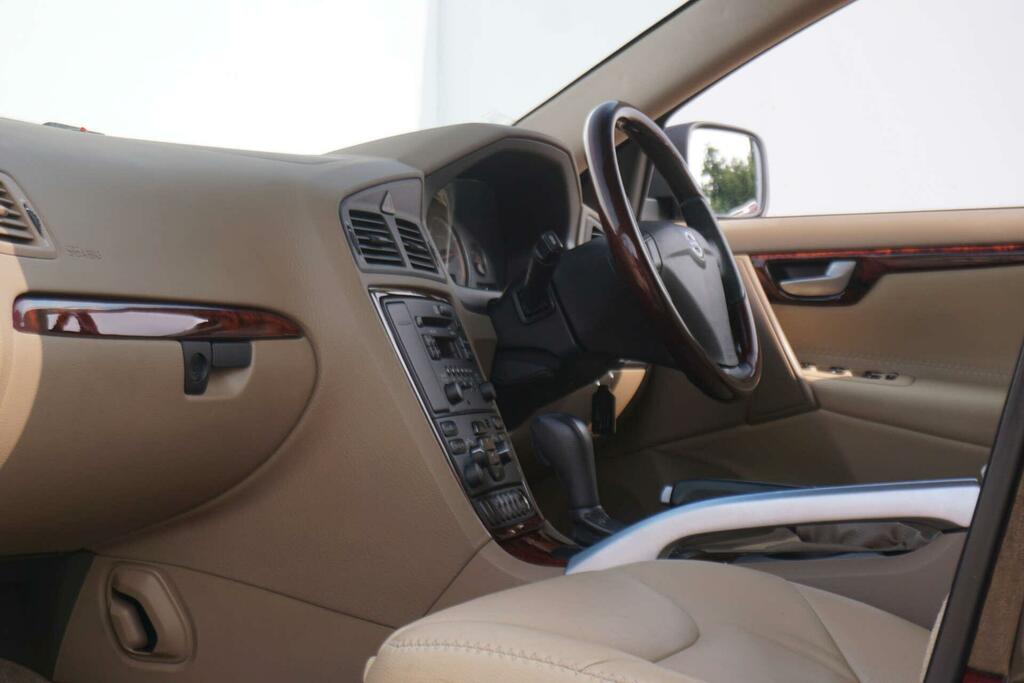 Volvo XC70 2.4 D5 Se Lux 185 Bhp Gold #19