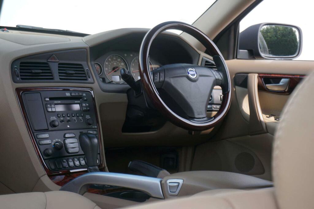 Volvo XC70 2.4 D5 Se Lux 185 Bhp Gold #21