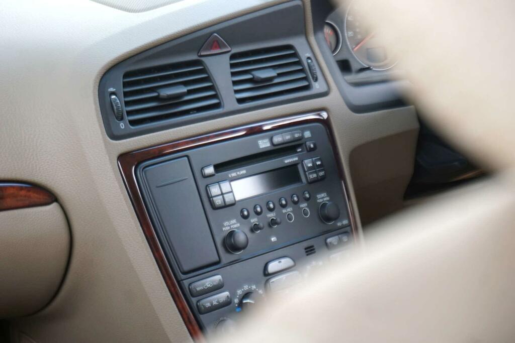 Volvo XC70 2.4 D5 Se Lux 185 Bhp Gold #22