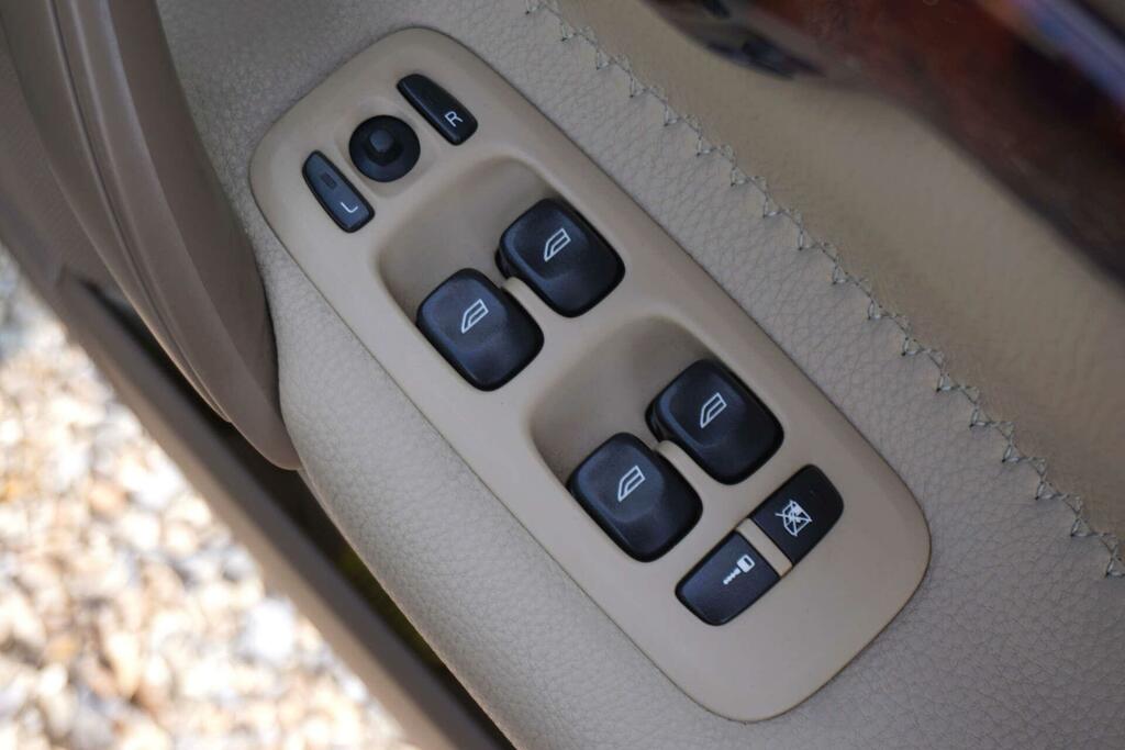 Volvo XC70 2.4 D5 Se Lux 185 Bhp Gold #38