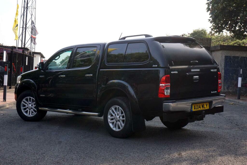Toyota HILUX Invincible Black #4