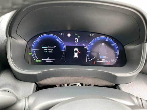 Toyota Yaris Hybrid White #14