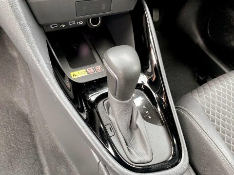 Toyota Yaris Hybrid White #17
