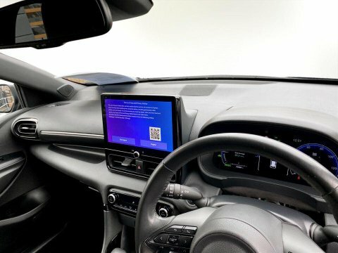 Toyota Yaris Hybrid White #18