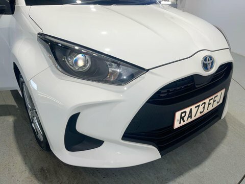 Toyota Yaris Hatchback White #31