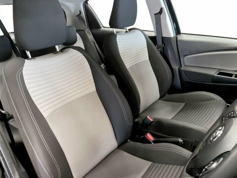 Toyota Yaris Hybrid Dynamic #11