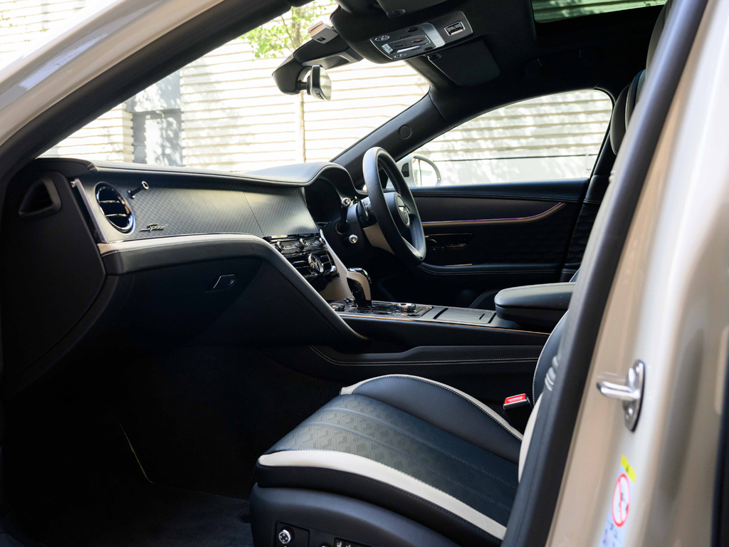 Bentley Flying Spur 4.0 V8 Ultra-performance 25.9Kwh Speed Saloon White #2
