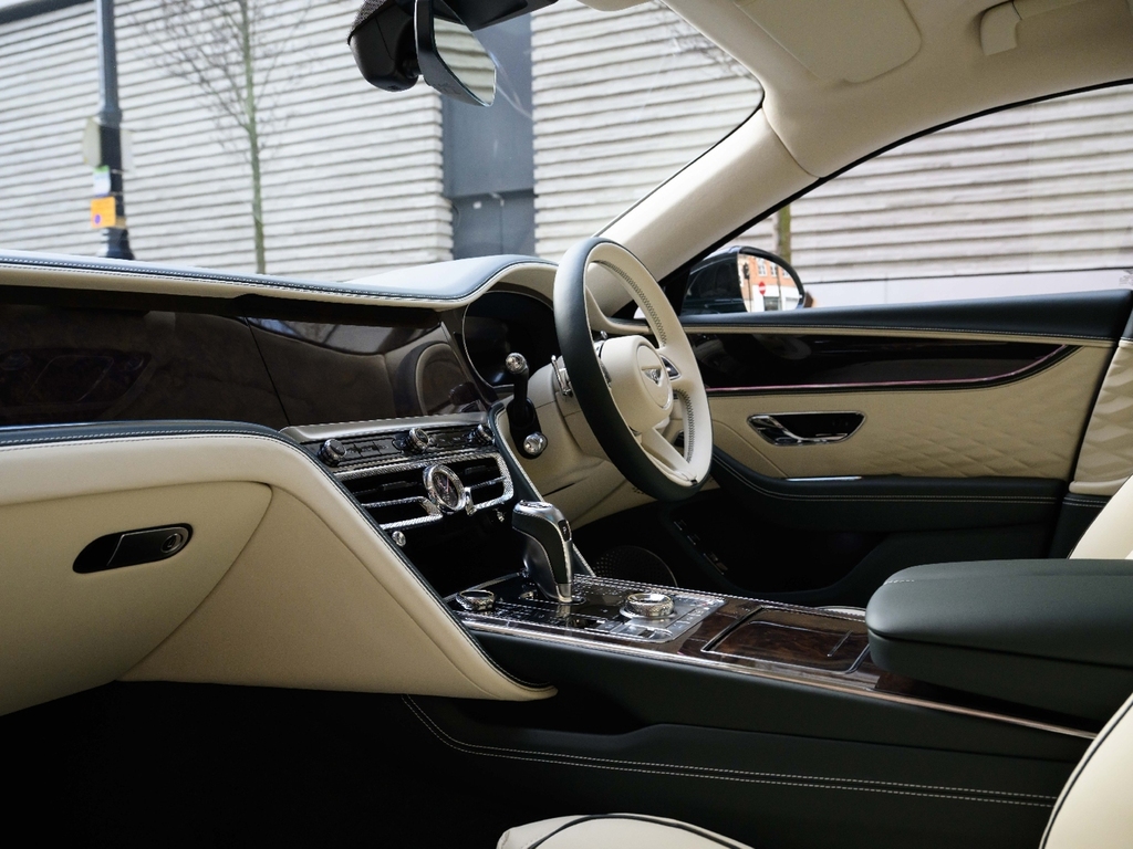 Bentley Flying Spur 4.0 V8 High-performance 25.9Kwh Azure Saloon P Green #2