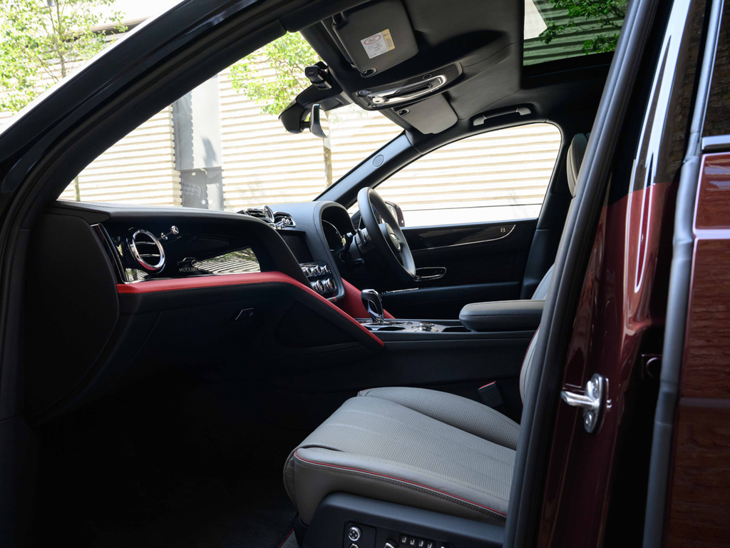 Bentley Bentayga Suv VK25YGV Black #2