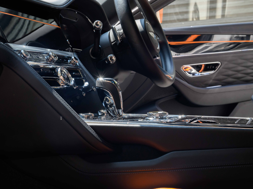 Bentley Flying Spur 3.0 V6 Hybrid Mulliner Driv Spec Tour #38