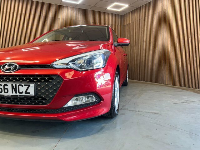 Hyundai I20 1.2 Blue Drive Se Euro 6 Ss Red #3