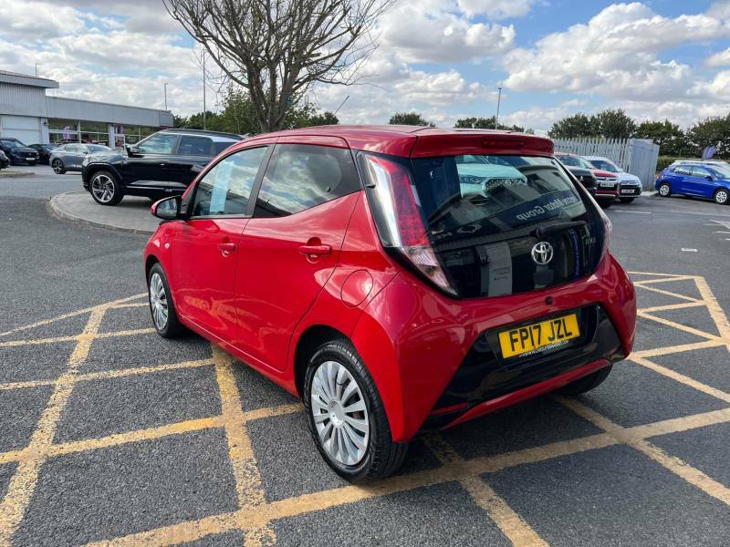 Toyota Aygo 1.0 Vvt-i X-play Red #4