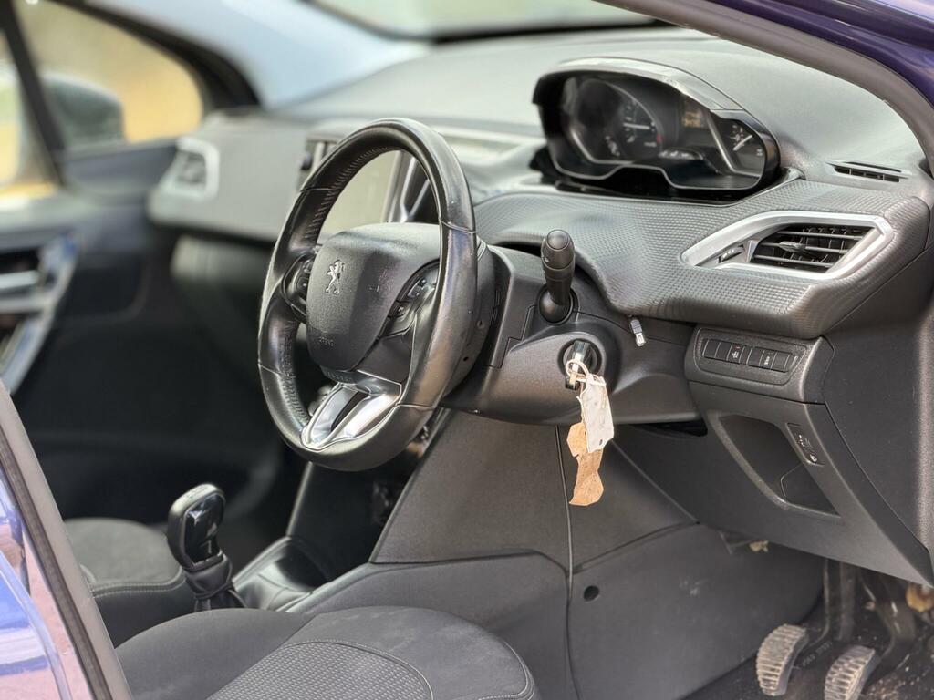 Peugeot 208 1.2 Puretech Black Edition Euro 6 White #11