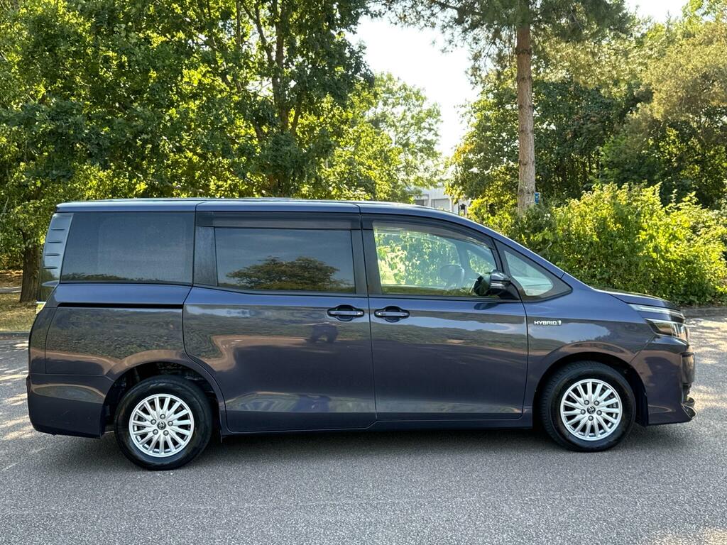 Toyota Voxy 2.0 Zs Version-seven Seater White #11