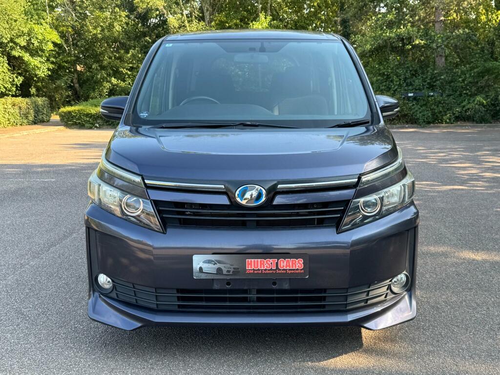 Toyota Voxy 2.0 Zs Version-seven Seater White #2