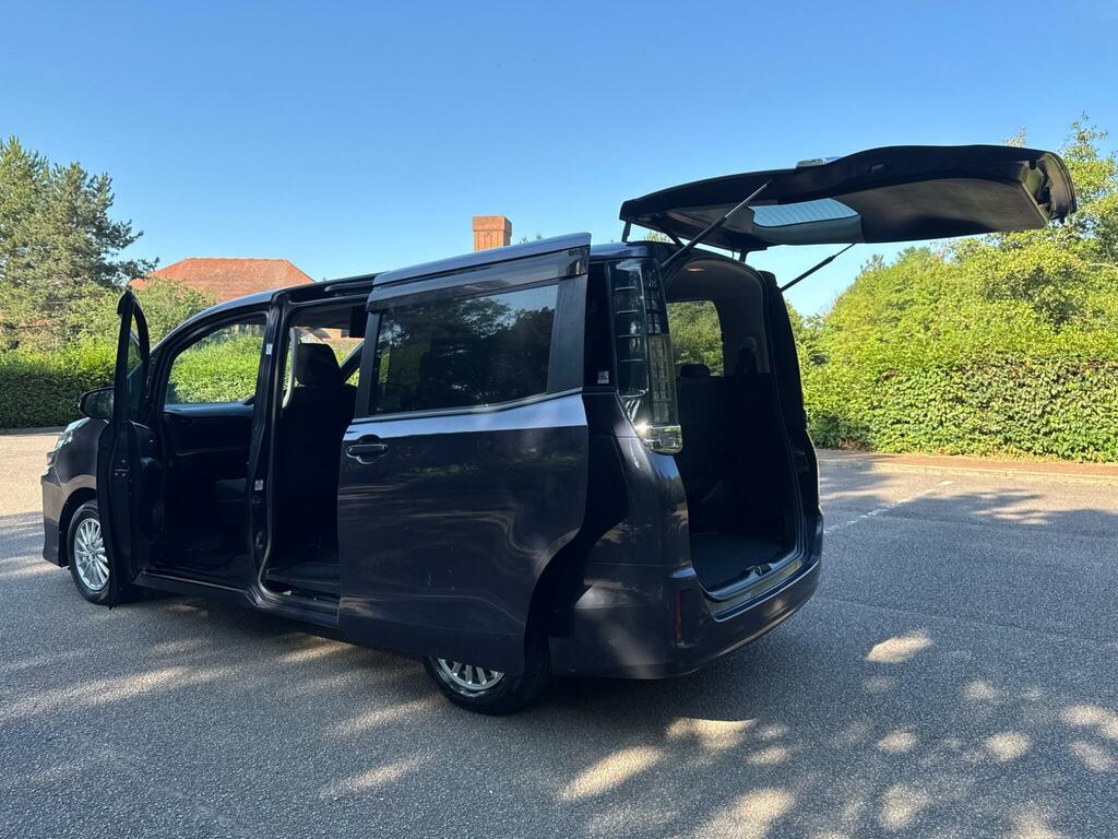 Toyota Voxy 2.0 Zs Version-seven Seater White #8