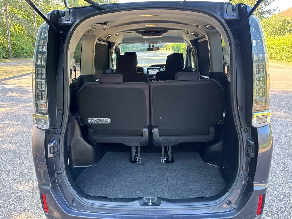 Toyota Voxy 2.0 Zs Version-seven Seater White #27