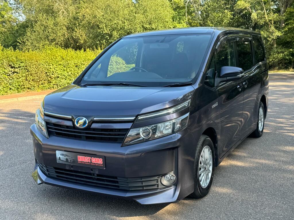 Toyota Voxy 2.0 Zs Version-seven Seater White #3
