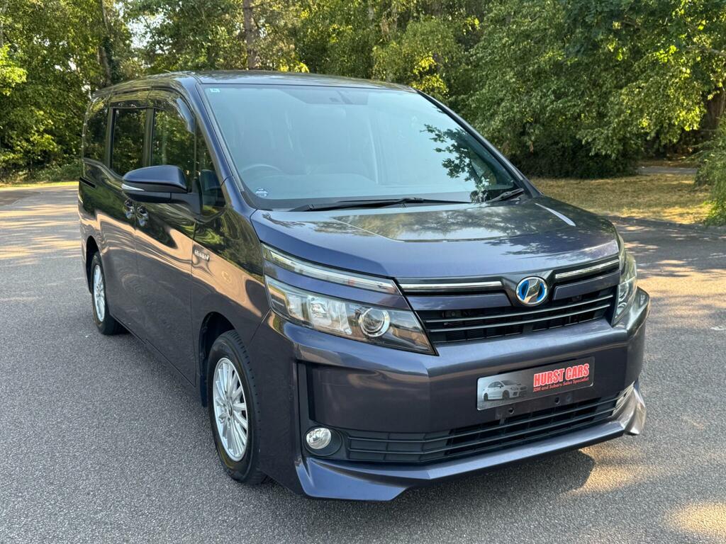 Toyota Voxy 2.0 Zs Version-seven Seater White #5