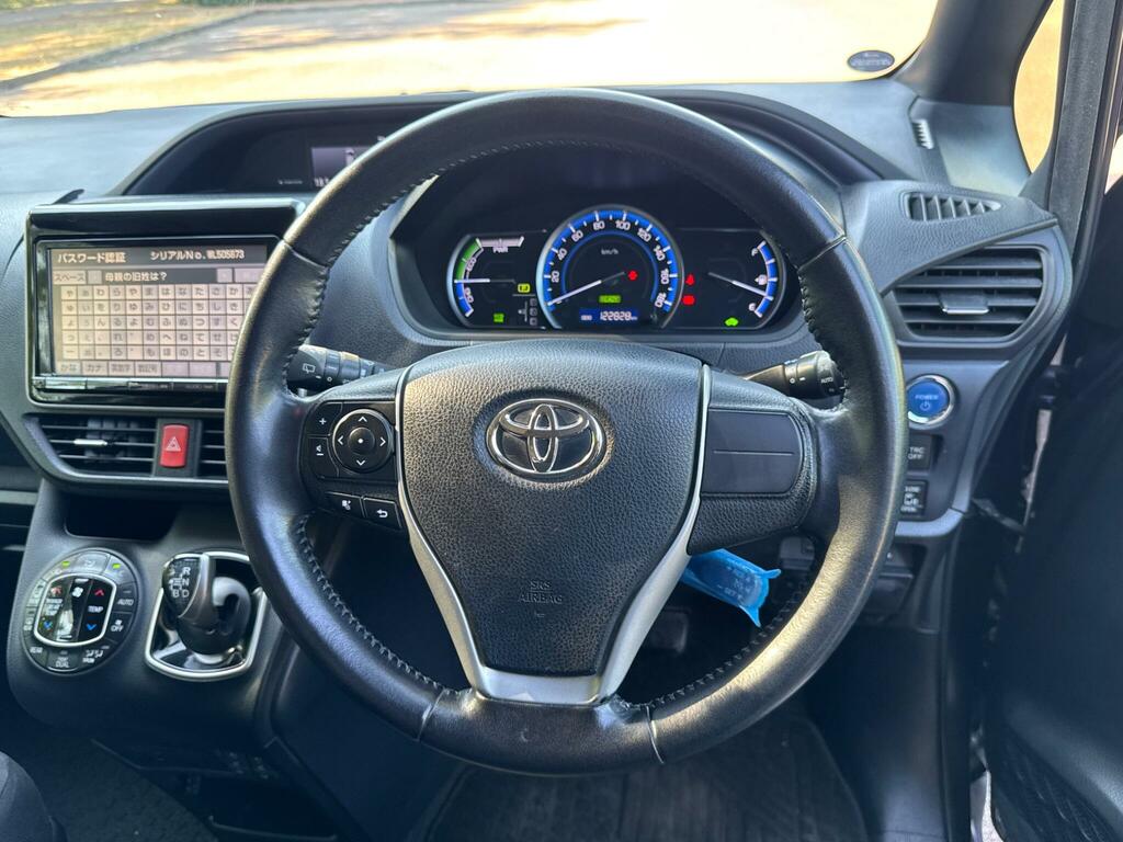 Toyota Voxy 2.0 Zs Version-seven Seater White #28