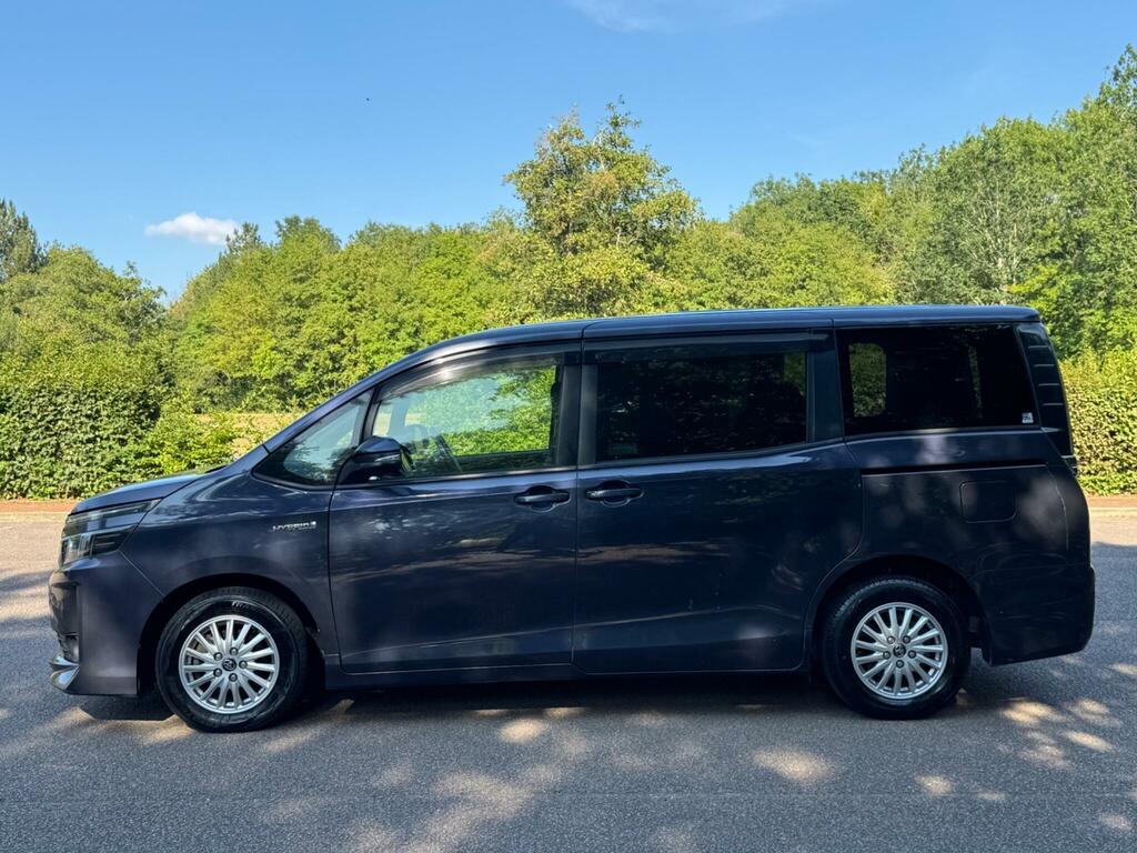 Toyota Voxy 2.0 Zs Version-seven Seater White #9