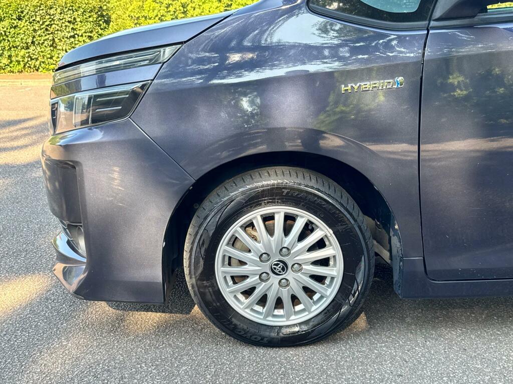 Toyota Voxy 2.0 Zs Version-seven Seater White #25