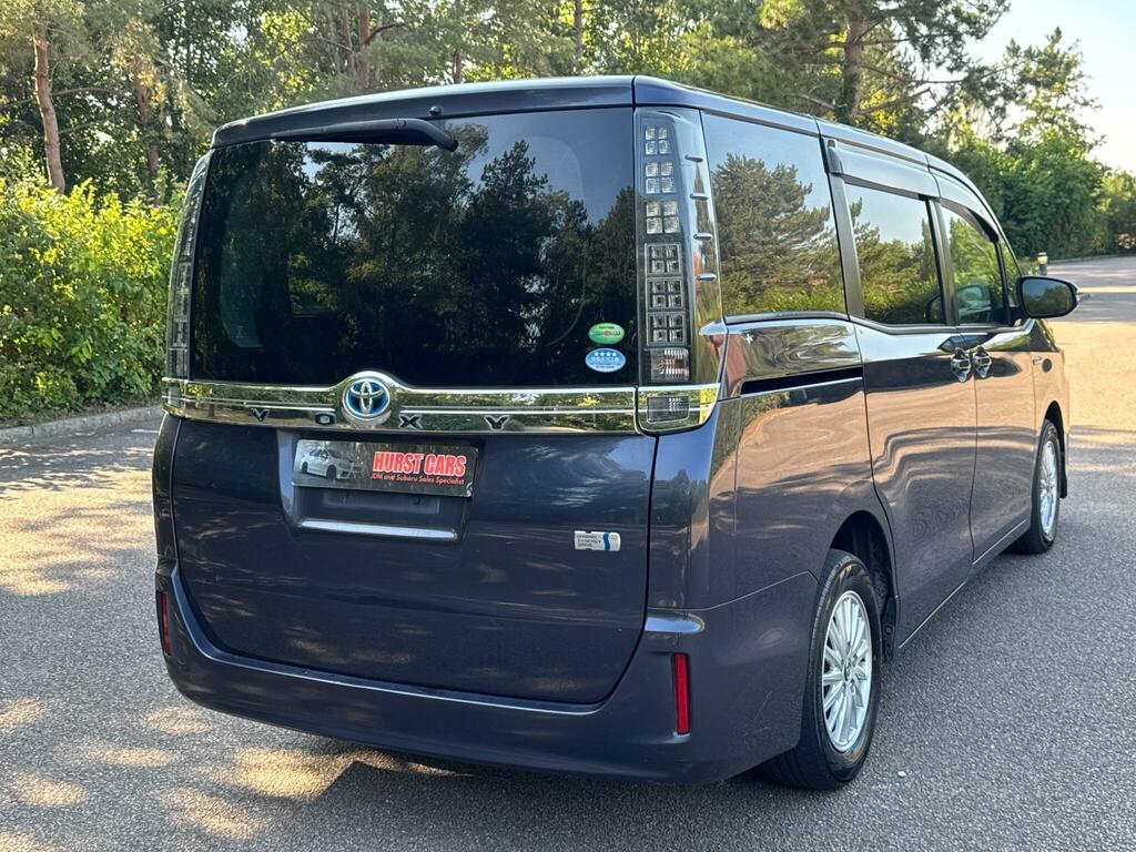 Toyota Voxy 2.0 Zs Version-seven Seater White #13