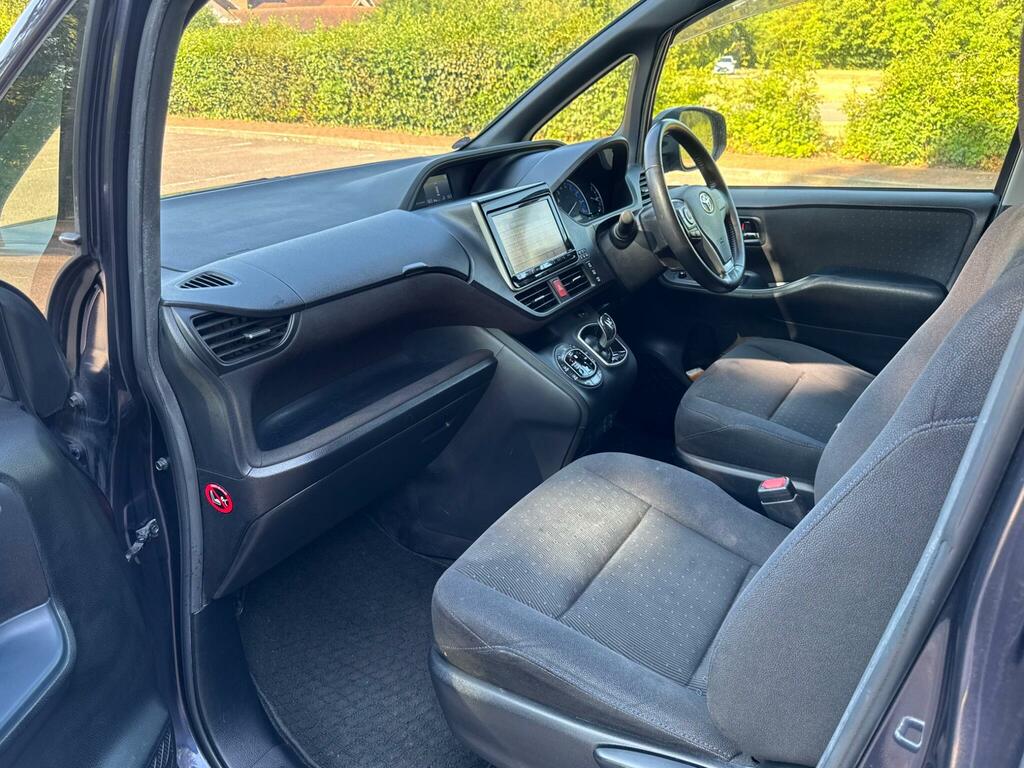 Toyota Voxy 2.0 Zs Version-seven Seater White #15