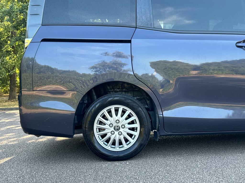 Toyota Voxy 2.0 Zs Version-seven Seater White #23
