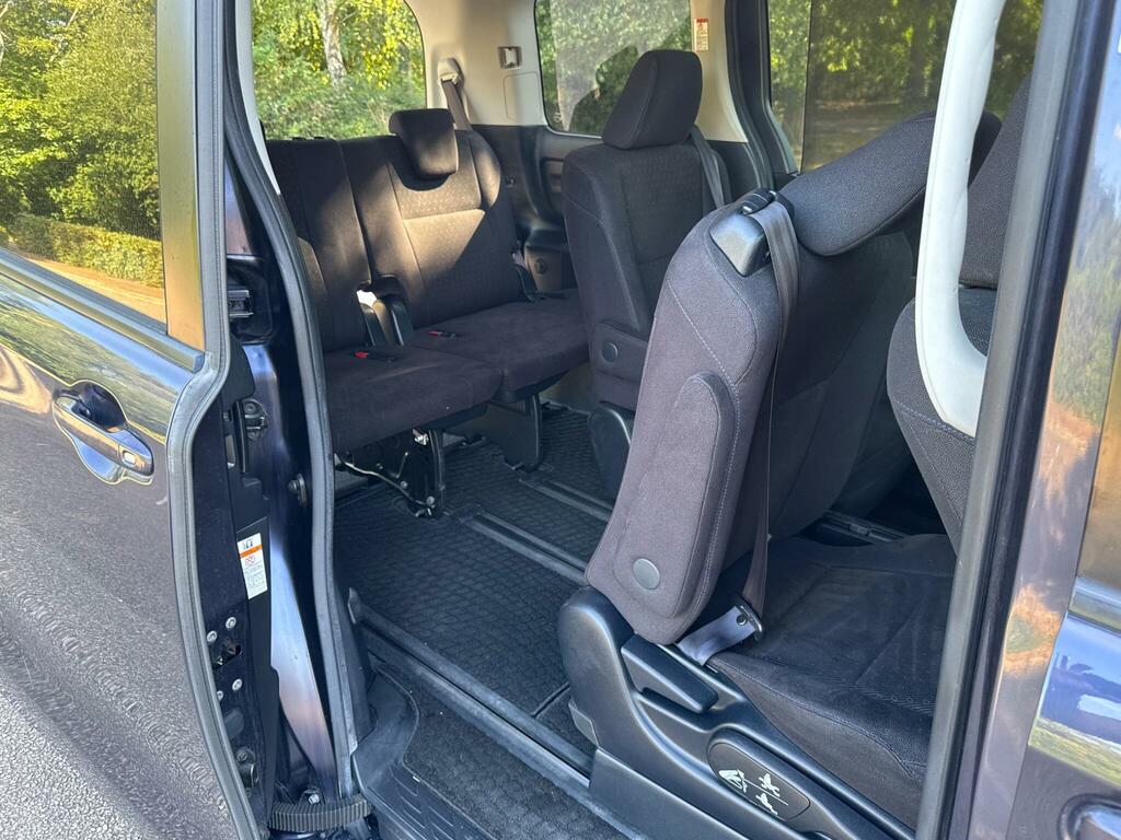 Toyota Voxy 2.0 Zs Version-seven Seater White #19